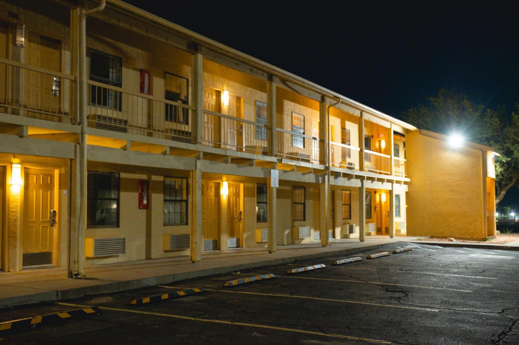 ホテル Baymont By Wyndham フォート・ストックトン エクステリア 写真